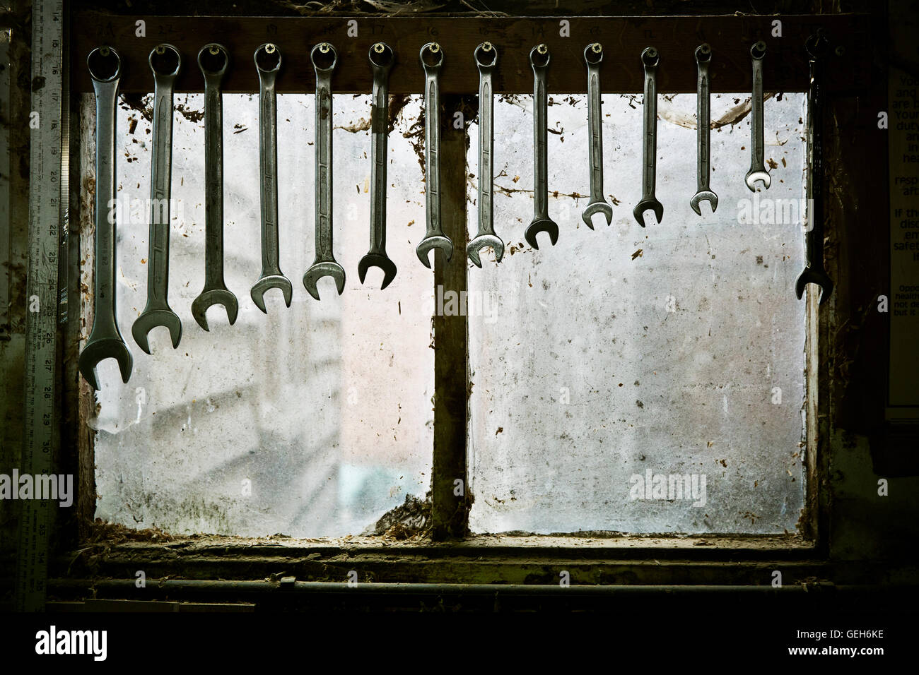 Ein Tool Rack mit Schraubenschlüsseln unterschiedlicher Größe hängen in Ordnung. Stockfoto