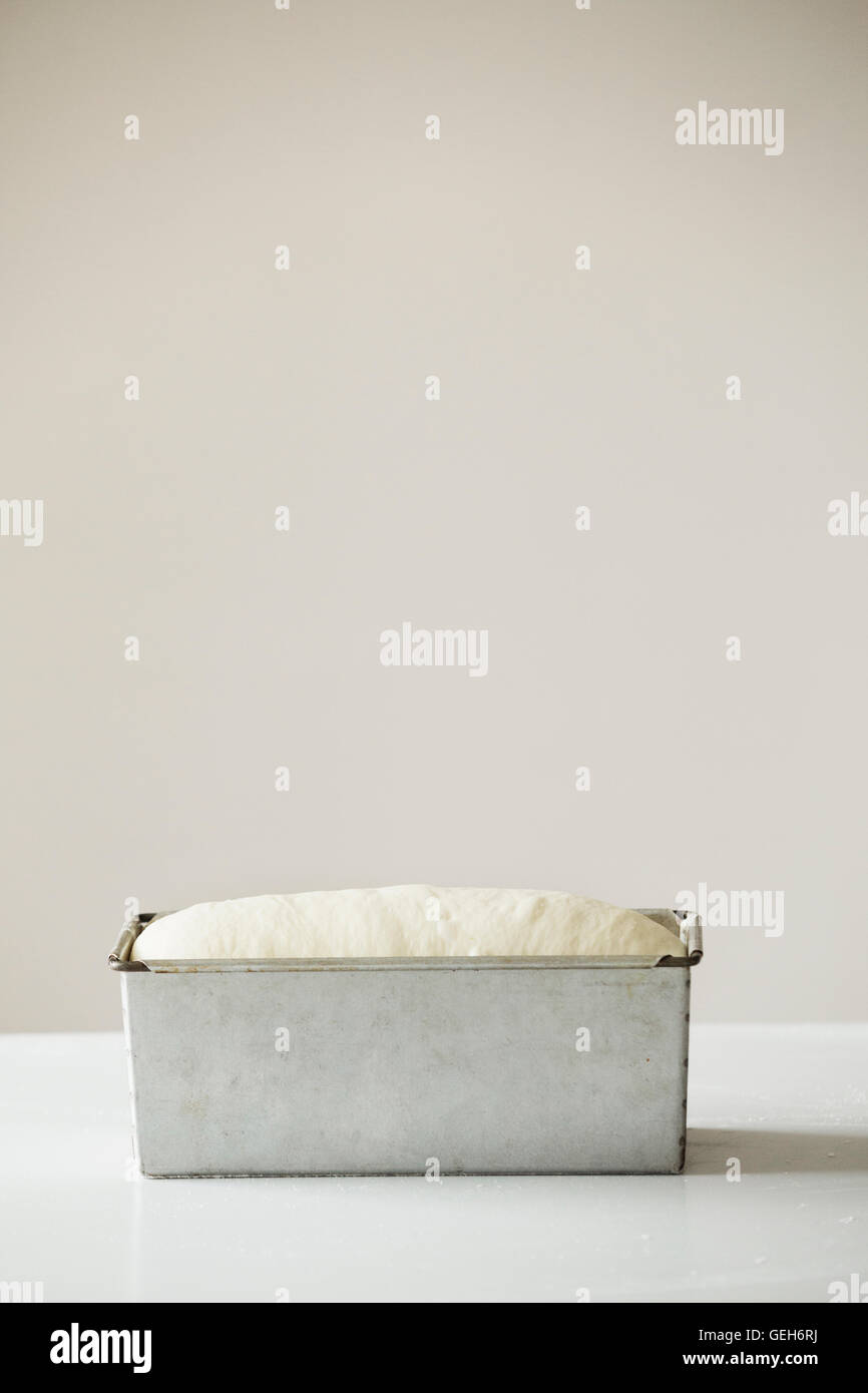 Brotteig in eine Backform Metall. Stockfoto