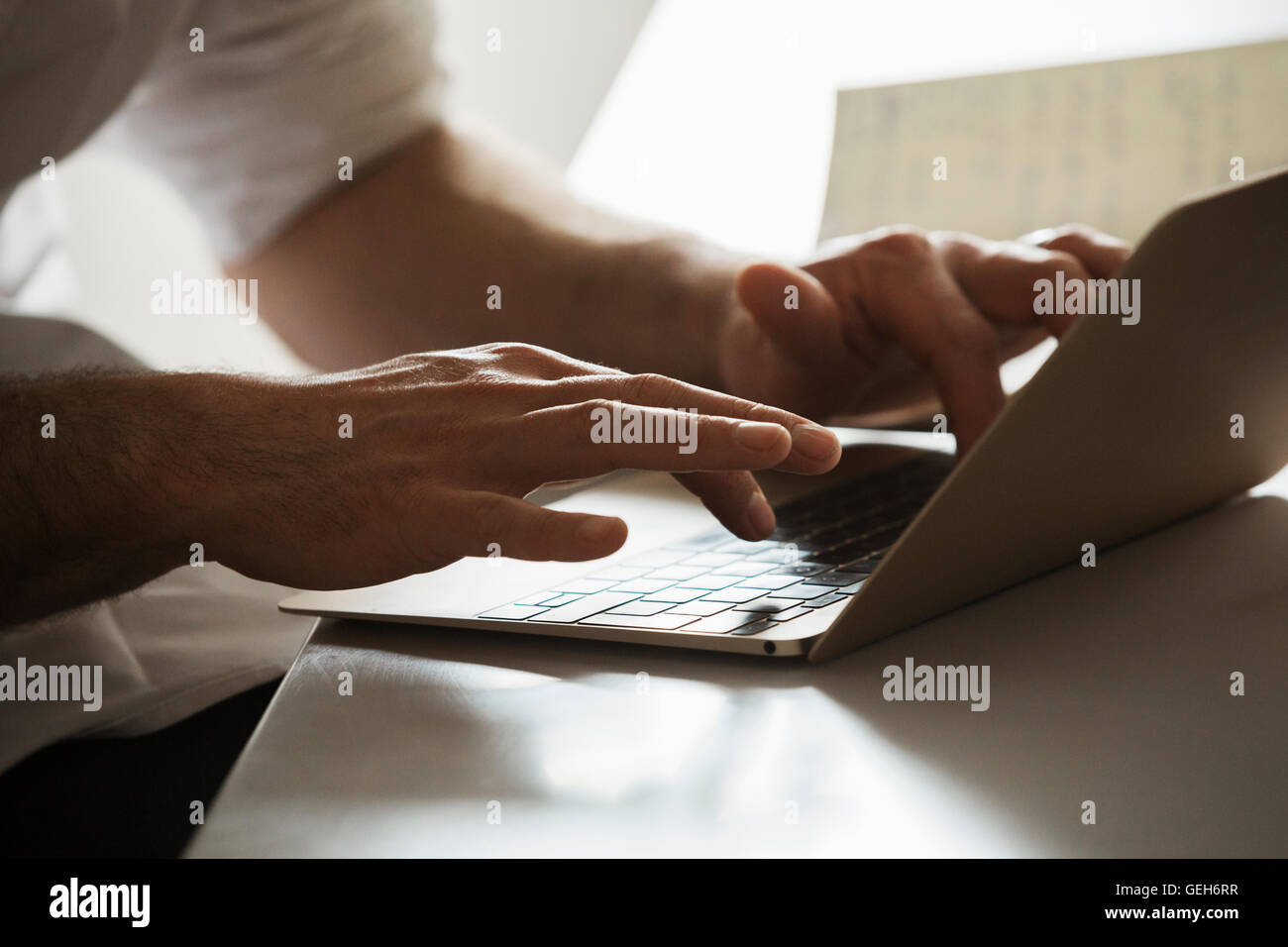 Nahaufnahme eines Mannes auf einem Laptop arbeiten, schreiben. Stockfoto