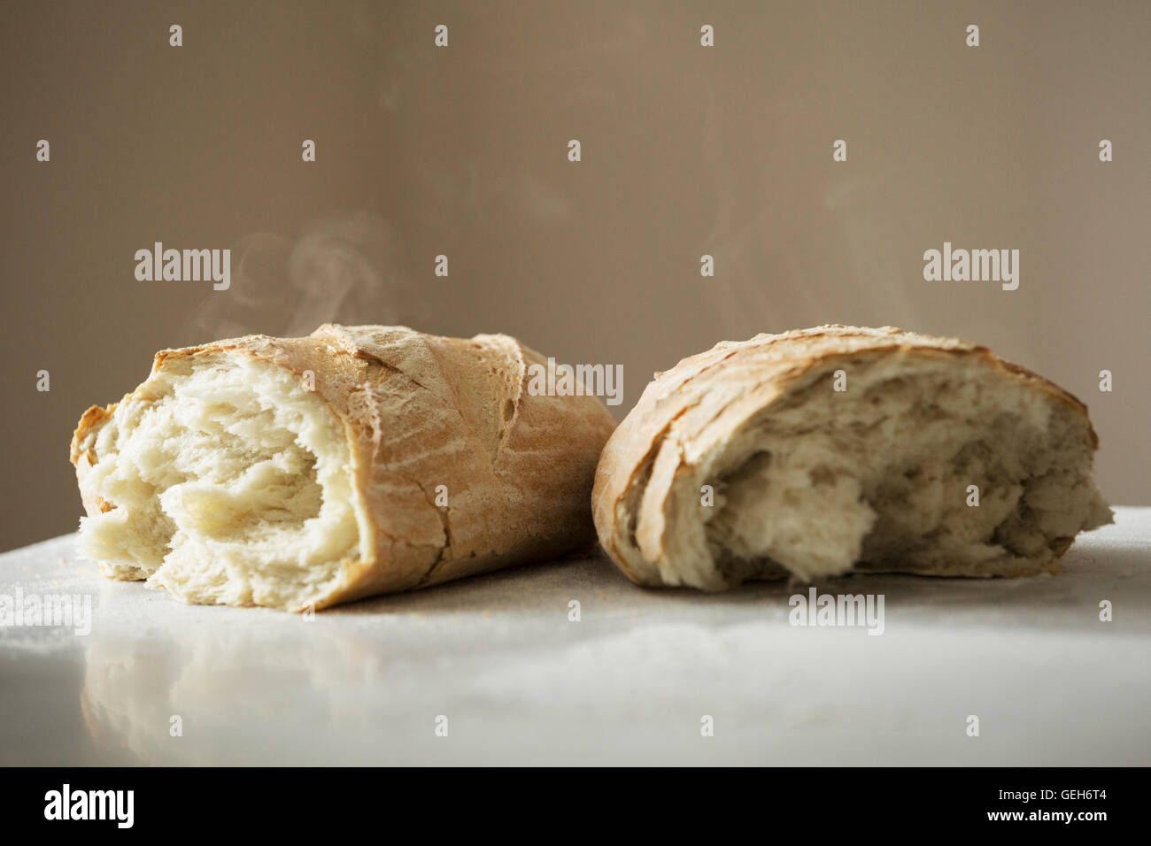 Nahaufnahme von zwei frisch gebackene Brote. Stockfoto