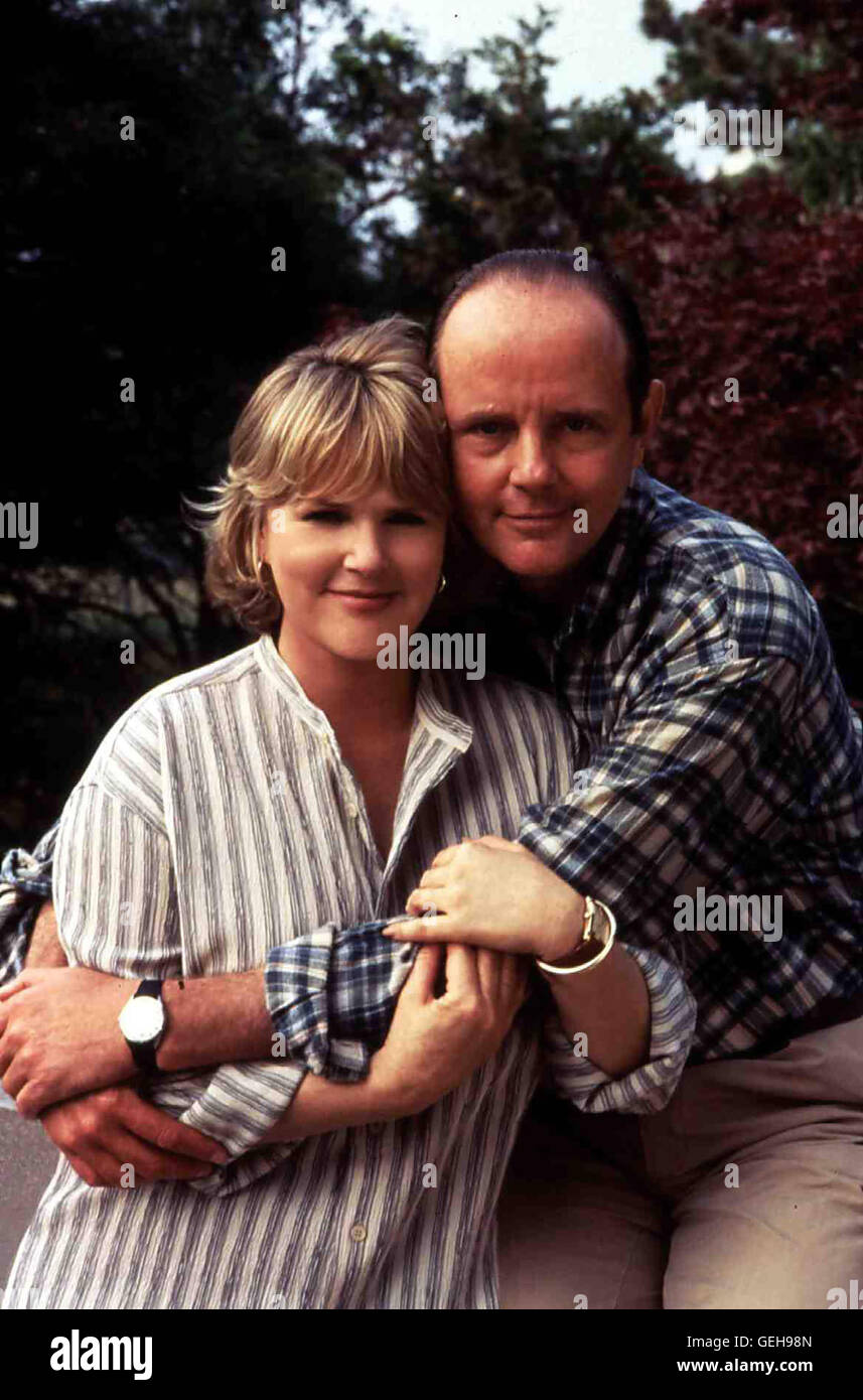 Sharon Gless, Michael Moriarty Polizistin Chris Cagney (Sharon Gless) Gerät in Gewissenskonflikte, als Sie Sich Mit Einem Mann (Michael Moriarty) Einlässt, Jugendbuchautorin Tochter Angeblich Bei Einem Unfall Ums Leben Kam... *** lokalen Caption *** 1994, Cagney & Lacy: wahre Überzeugungen, Cagney & Lacy:... Und Nichts Als Die Wahrheit Stockfoto