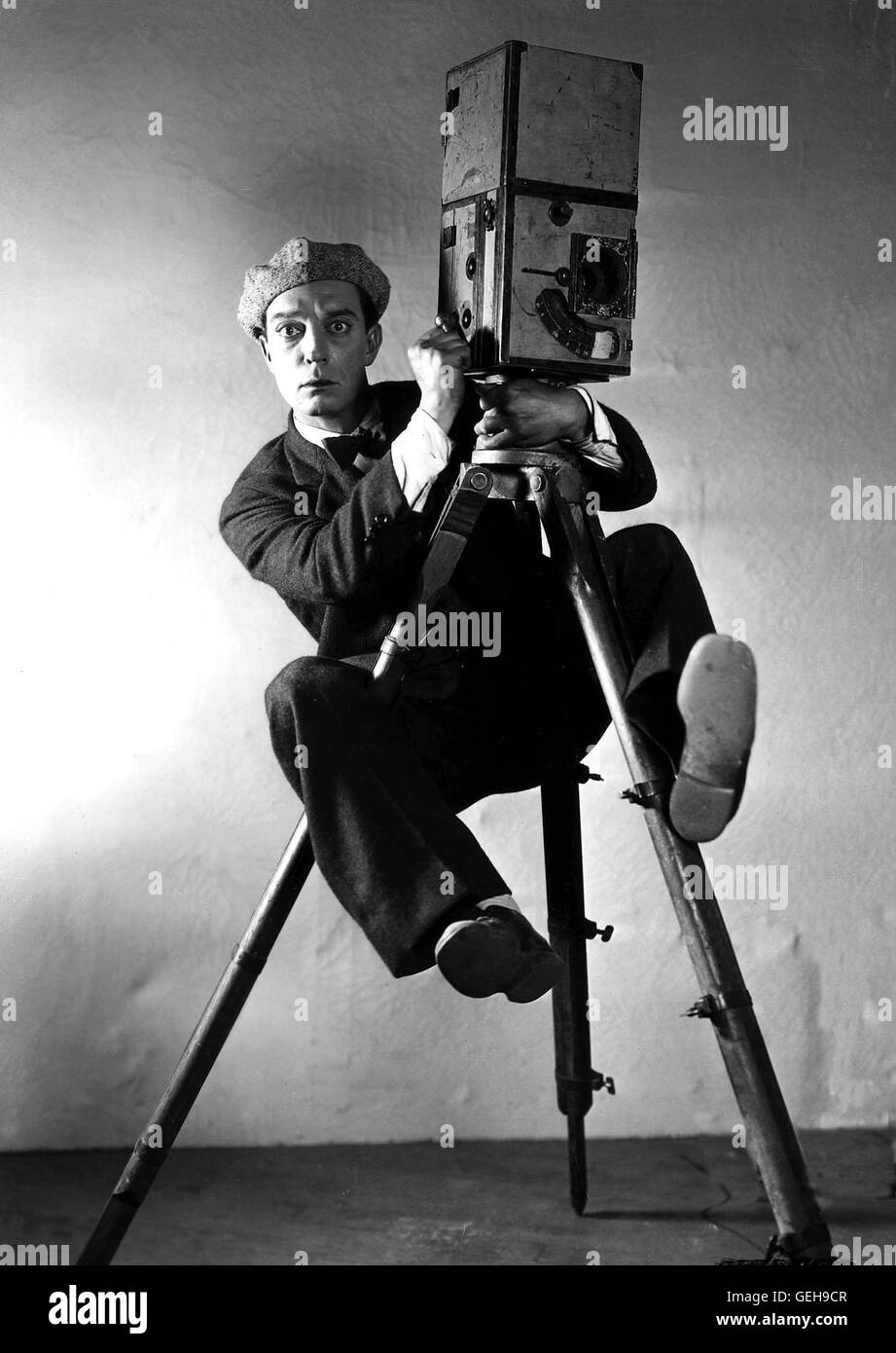 Buster Keaton Um die Liebe der Schoenen Sally Zu Gewinnen, Wird Luke Shannon (Buster Keaton) Sprachgebrauch Bei der Wochenschau. Lokalen Caption *** 1928, 1920er Jahre, Kameramann, Film, Filmkamera, Stummfilm, Cine Kamera, Porträt, Stummfilm, Der Sprachgebrauch Stockfoto