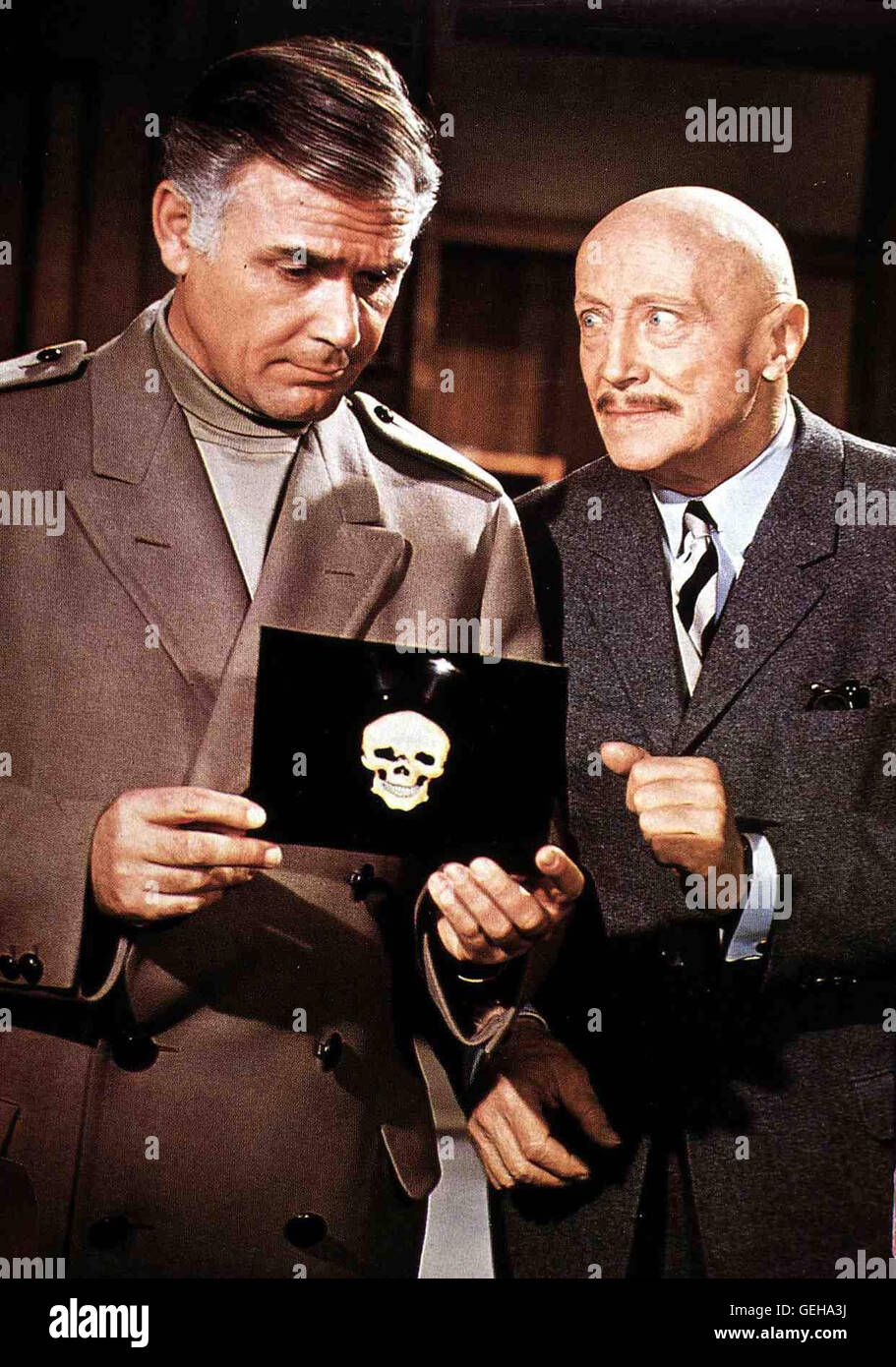 Joachim Fuchsberger, Hubert von Meyerinck Inspektor Higgins (Joachim Fuchsberger) Und Sir Arthur (Hubert von Meyerinck) Betrachten Ein Beweisstueck.  Lokalen Caption *** 1968, 1960er, 1960er Jahre, Film, Krimi, Kriminalfilm, Edgar Wallace: Im Banne Des Unheiml Stockfoto