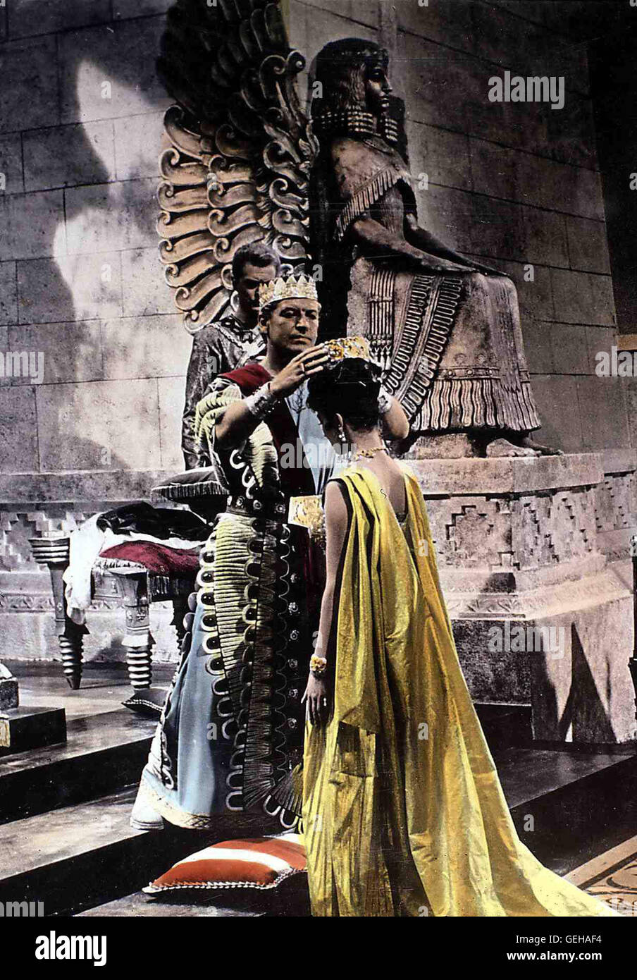 Richard Egan, Joan Collins Als Xerxes (Richard Egan), König von Persien, Bei Seiner Rückkehr von Einem Feldzug Gegen Ägypten Seine Frau Vashti Ermordet Semesters Wählt er aus Den Schönsten Jungfrauen Ringwaden vor Eine Neue Königin. Seine Wahl Fällt Auf sterben Jüdin Esther (Joan Collins) *** lokalen Caption *** 1960, Esther E Il Re, Das Schwert Von Persien Stockfoto