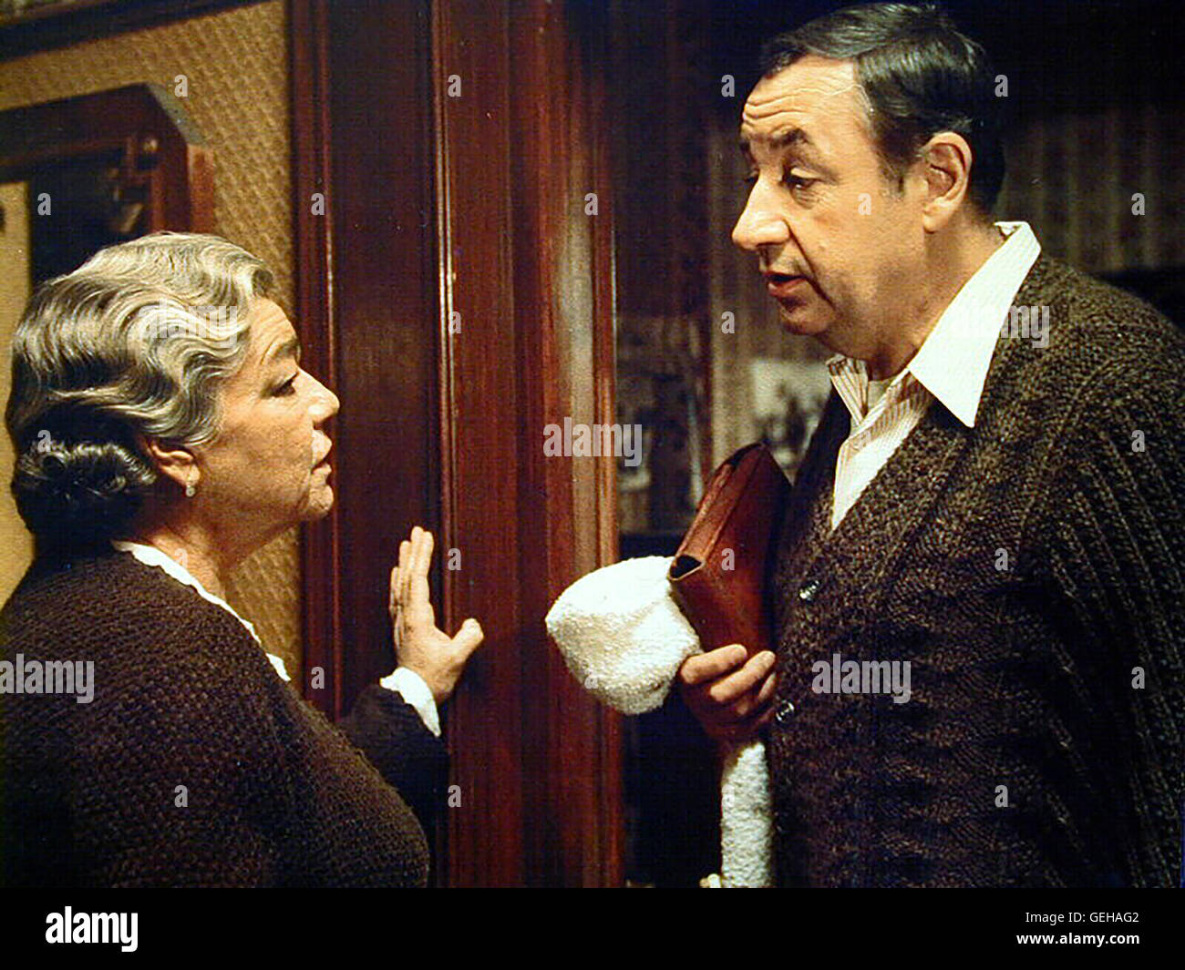 Simone Signoret, Philippe Noiret Bei der Resoluten Madame Baron (Simone Signoret) Semesters Edouard (Philippe Noiret) Unterschlupf. Zwischen Beiden Bahnt Sich bald Eine Scheue Freundschaft ein.  Lokalen Caption *** 1982, Etoile Du Nord, L', Das Geheimnis De Stockfoto