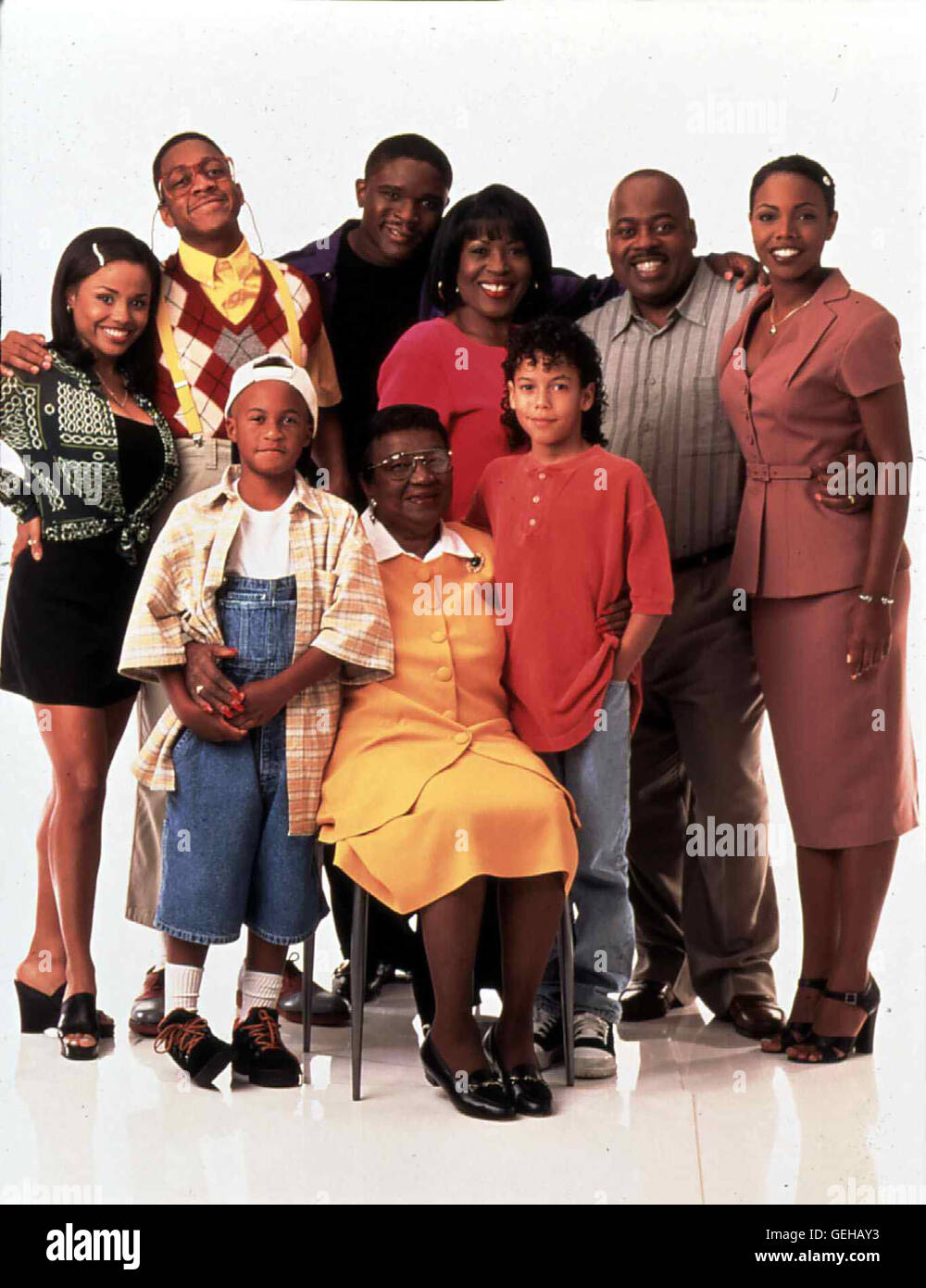 Steve Urkel / Stefan Urquelle (Jaleel White, Hinten 2vl) Und die Winslow Familie. Hintere Reihe 3vl: Jo Marie Payton-France als Harriette Windslow; 2vr: Reginald VelJohnson als Carl Winslow; Sitzend: Rosetta Le Noire als Mutter Winslow. Lokale Beschriftung * Stockfoto