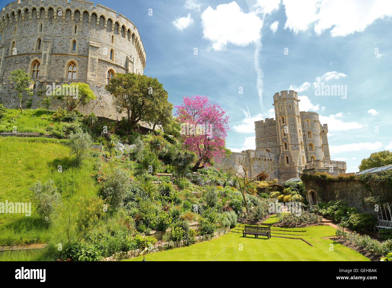 Garten und Turm im Schloss Windsor, Windsor, Berkshire, Großbritannien Stockfoto
