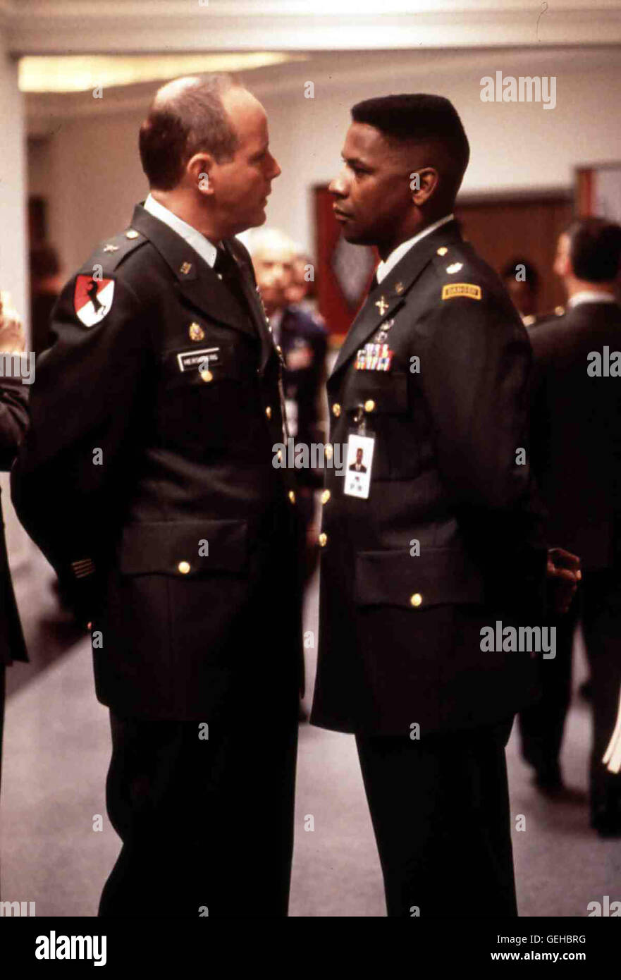 Michael Moriarty, Denzel Washington General Hershberg (Michael Moriarty) Informiert Nat Serling (Denzel Washington) schlug Seinen Naechsten Einsatz. Lokalen Caption *** 1996, Courage Under Fire, Mut Zur Wahrheit Stockfoto