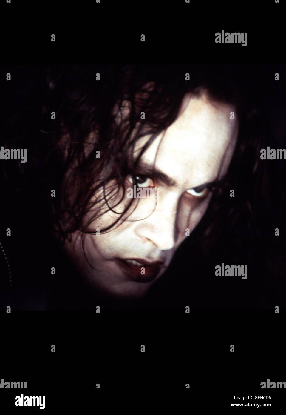 Brandon Lee Rockmusiker Eric Draven (Brandon Lee) Und Seine Verlobte Shelly Werden ein Halloween in Ihrer GDE Wohnung von Top Doller Und Jugendbuchautorin Bande Bestialisch Ermordet. Lokalen Caption *** 1994, Krähe, die, Die-Kraehe Stockfoto