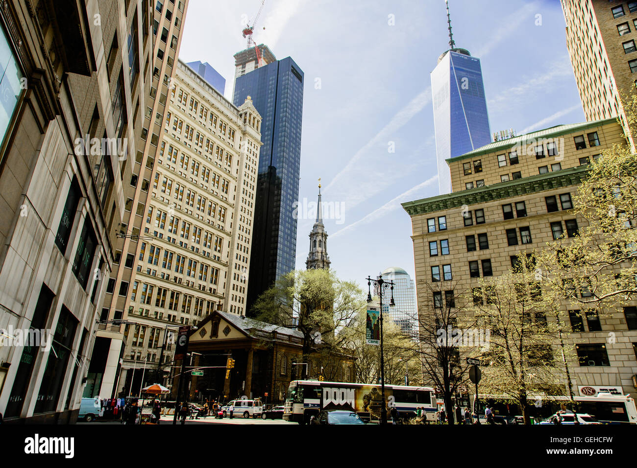 NEW YORK, USA – 21. April 2016: Unbekannte Leute auf der Straße von New York. Mit mehr als 8 Millionen Einwohnern ist es die Stockfoto