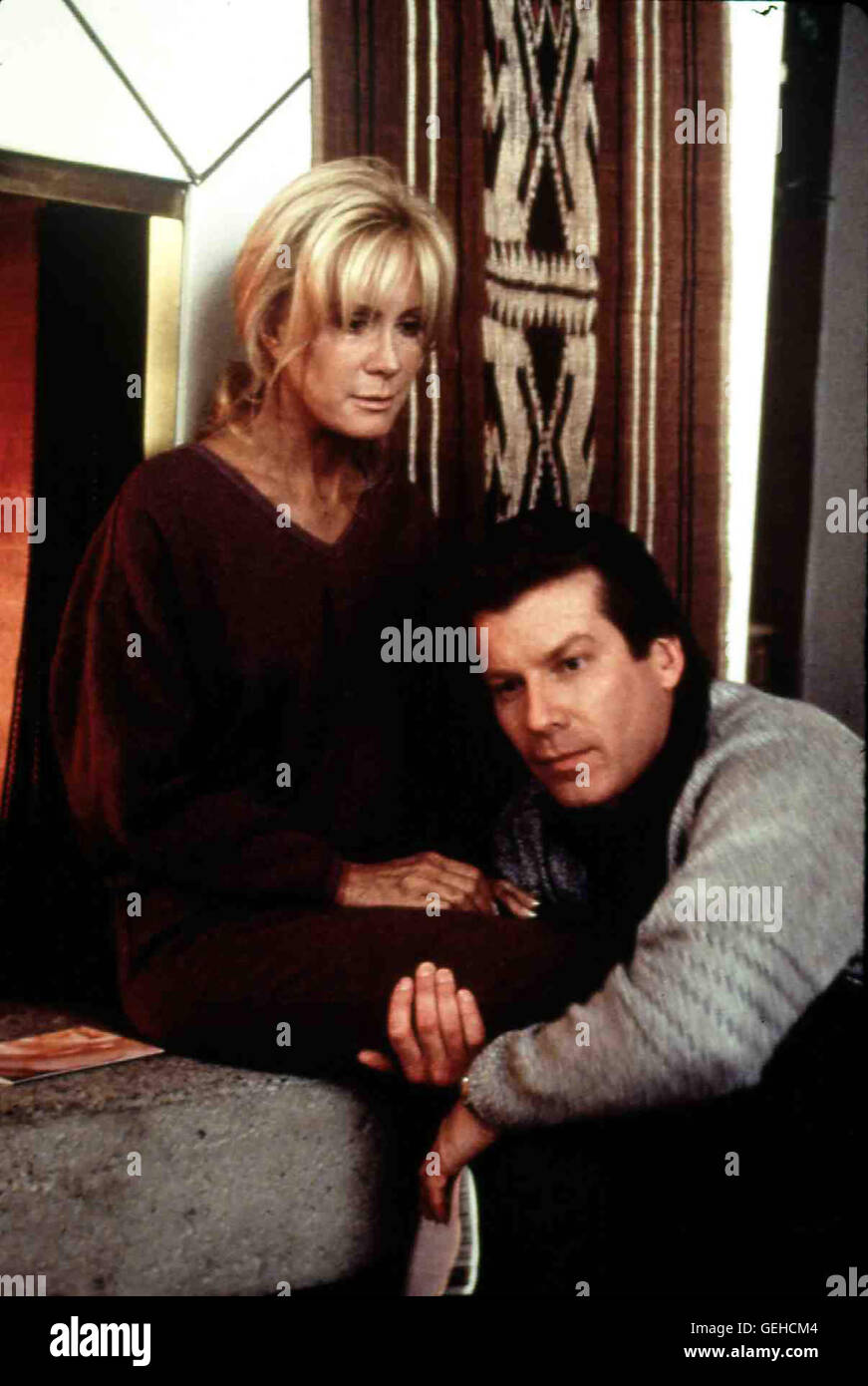 Joan Van Ark, Daniel Hugh Kelly Eines Tages Lernt Nora (Joan Van Ark) den Jungen Psychiater Dr. Brian Allen (Daniel Hugh Kelly) Kennen Und ist Ueberzeugt, Dass er Ihr Helfen Kann.   Lokalen Caption *** 1994, Kult zu retten, Willenlos: Eine Frau Unter Hypno Stockfoto