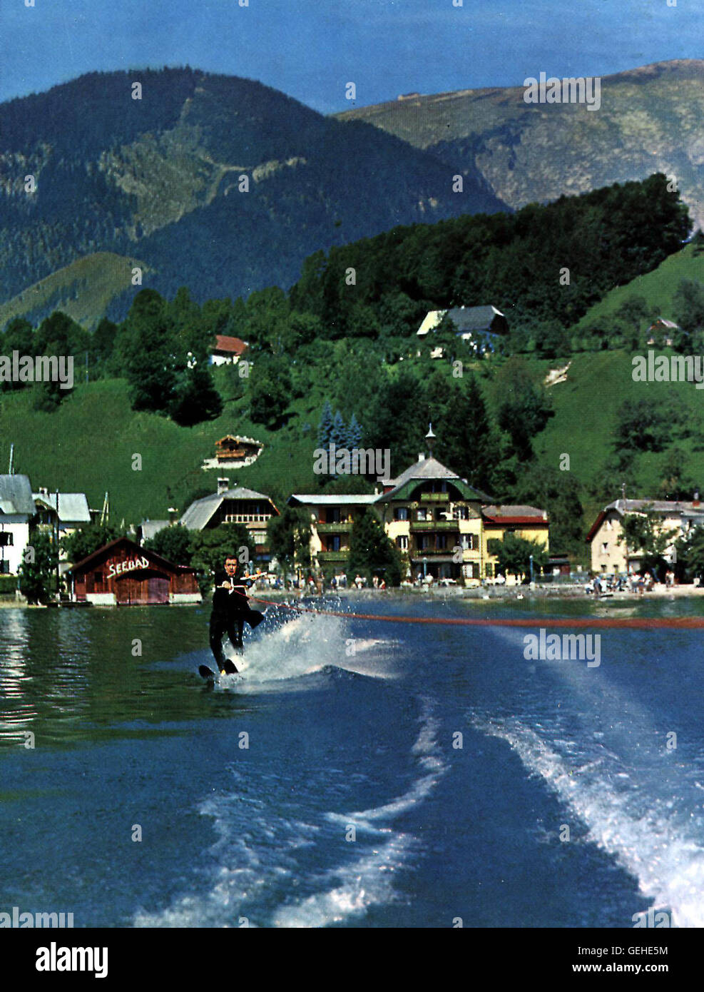 Peter Alexander Oberkellner Leopold (Peter Alexander) Bringt die Getraenke Wenn es Sein Muss Auch pro Wasserski. Lokalen Caption *** 1960, Im Weissen Rössl, Im Weissen Rössl Stockfoto