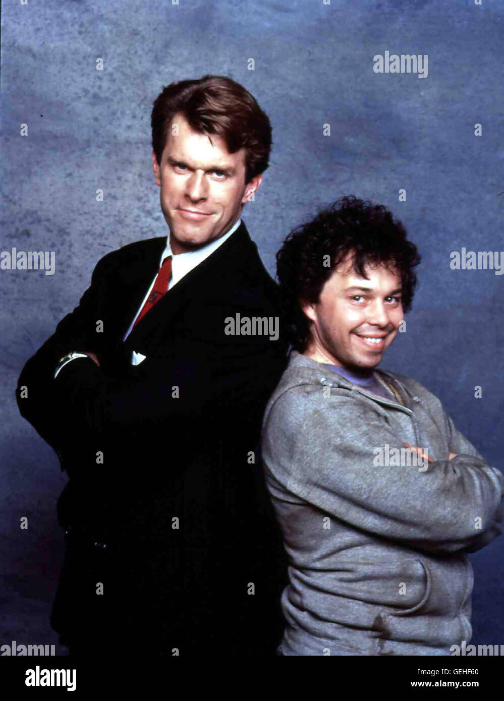 Kevin Conroy, Curtis Armstrong Der Fiese Bauunternehmer Brad Stadler (Kevin Conroy, l) Kommt Nach Einem Tödlichen Unfall als Kleiner Arbeiter Arnold Pishkin (Curtis Armstrong) Zurück Auf Die Welt. Lokalen Caption *** 1991, Hallo Schatz, ich bin tot!, Fahrstuhl Ins Zweite Leben Stockfoto