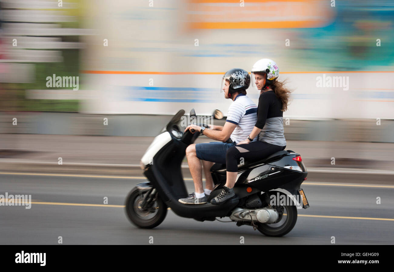 Belgrad, Serbien - 24. Juni 2016: Junges Paar auf einem Motorrad im Zentrum von Belgrad, Serbien Stockfoto