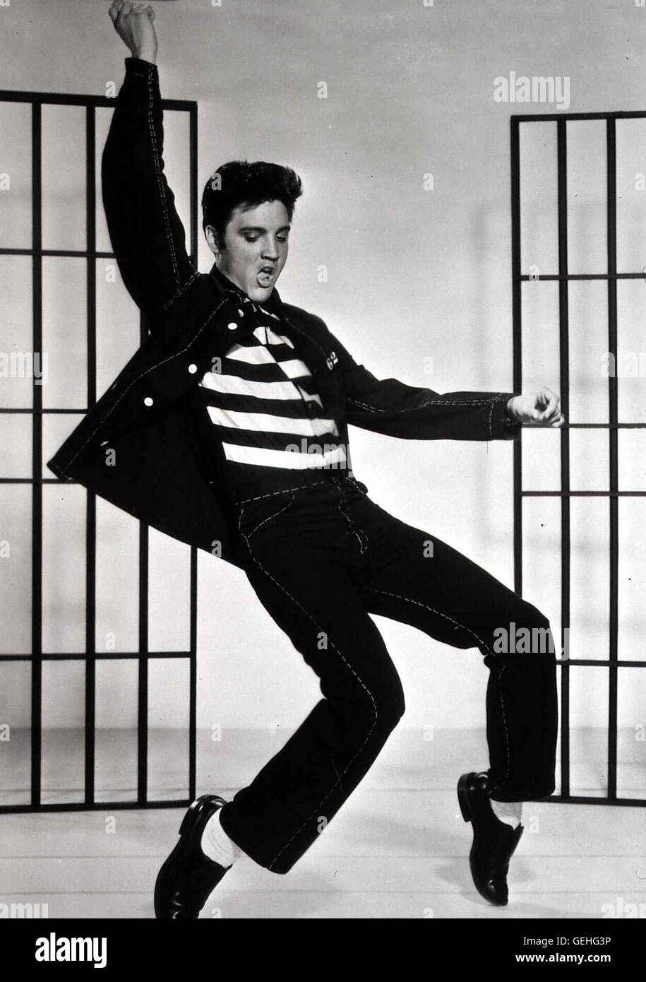 Jailhouse Rock - Elvis Presley Hunk Überredet Vince (Elvis Presley), Bei der Gefängnis-Show Aufzutreten. Lokalen Caption *** 1957, 1950er, 1950er Jahre, Film, Jailhouse Rock, Tänzer, Tänzer, tanzen, Tanzen, Rhythmus Hinter Gittern Stockfoto