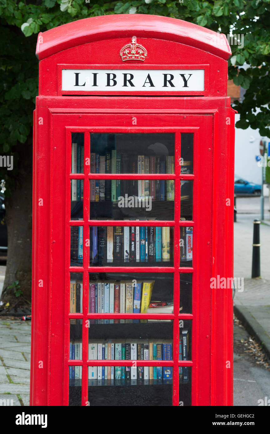Telefon-Kasten-Bibliothek in Banbury, Oxfordshire, England Stockfoto