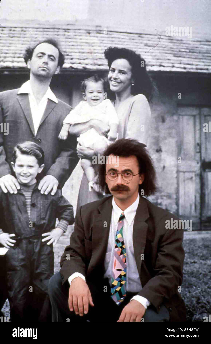 Vater Antonio (Maurizio Nichetti, hl), Mutter Maria (Caterina Sylos Labini, hr), Sohn Bruno (Federico Rizzo, vl) Und Baby Paolo (Mattio Auguardi). Der Regisseur (Maurizio Nichetti) Hut Einen Spielfilm Über Die "Armut" Und Sorgen Einer Familie in der Nachkriegszeit Ansprachetools *** lokalen Caption *** 1990, Ladri Di Saponette, Die Seifendiebe Stockfoto