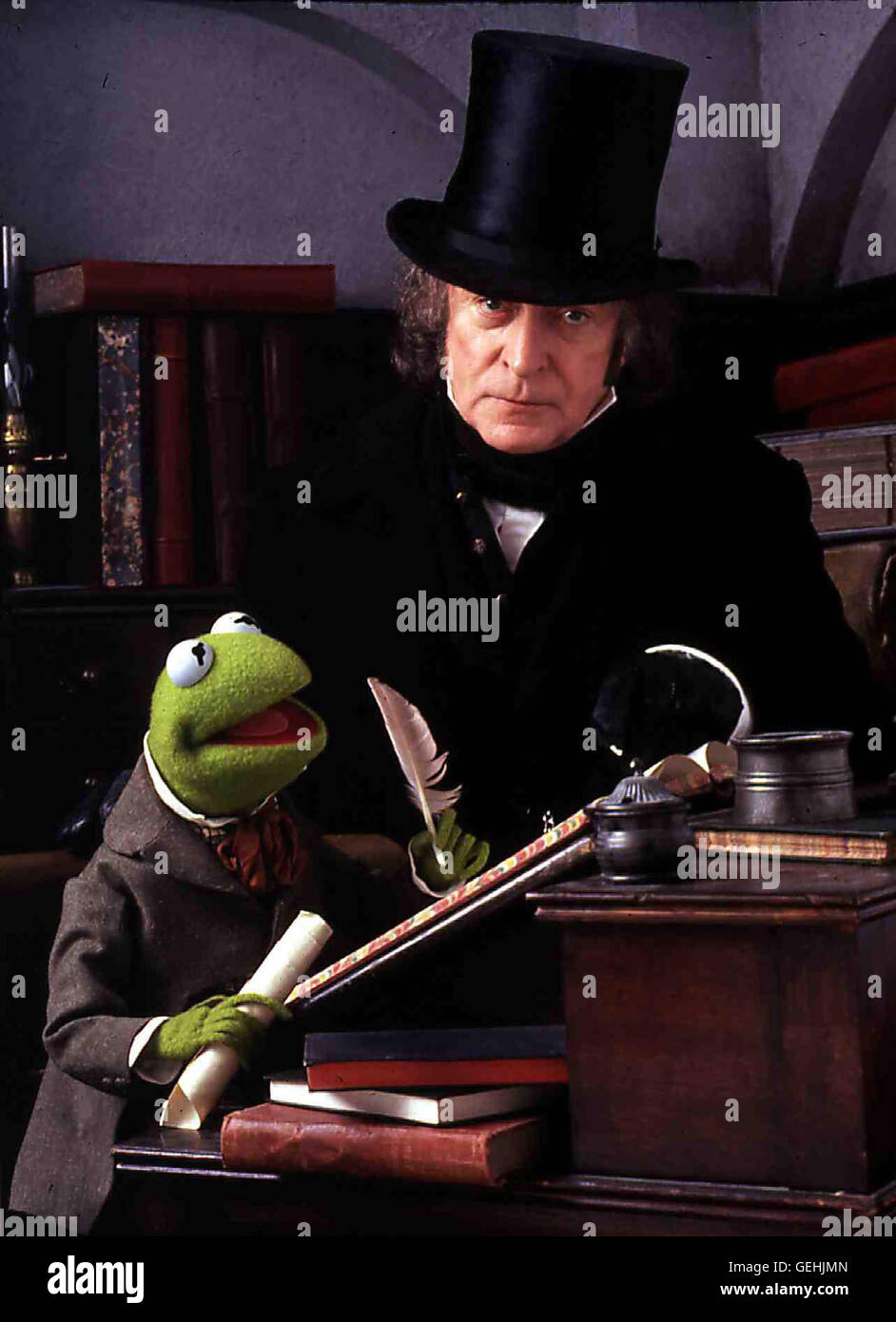Kermit der Frosch, Michael Caine Ebenezer Scrooge (Michael Caine) ist der Geizige, Ruecksichtslose Chef von Bob Cratchit (Kermit der Frosch). Lokalen Caption *** 1992 die Muppet Christmas Carol, A, sterben Muppets Weihnachtsgeschichte Stockfoto