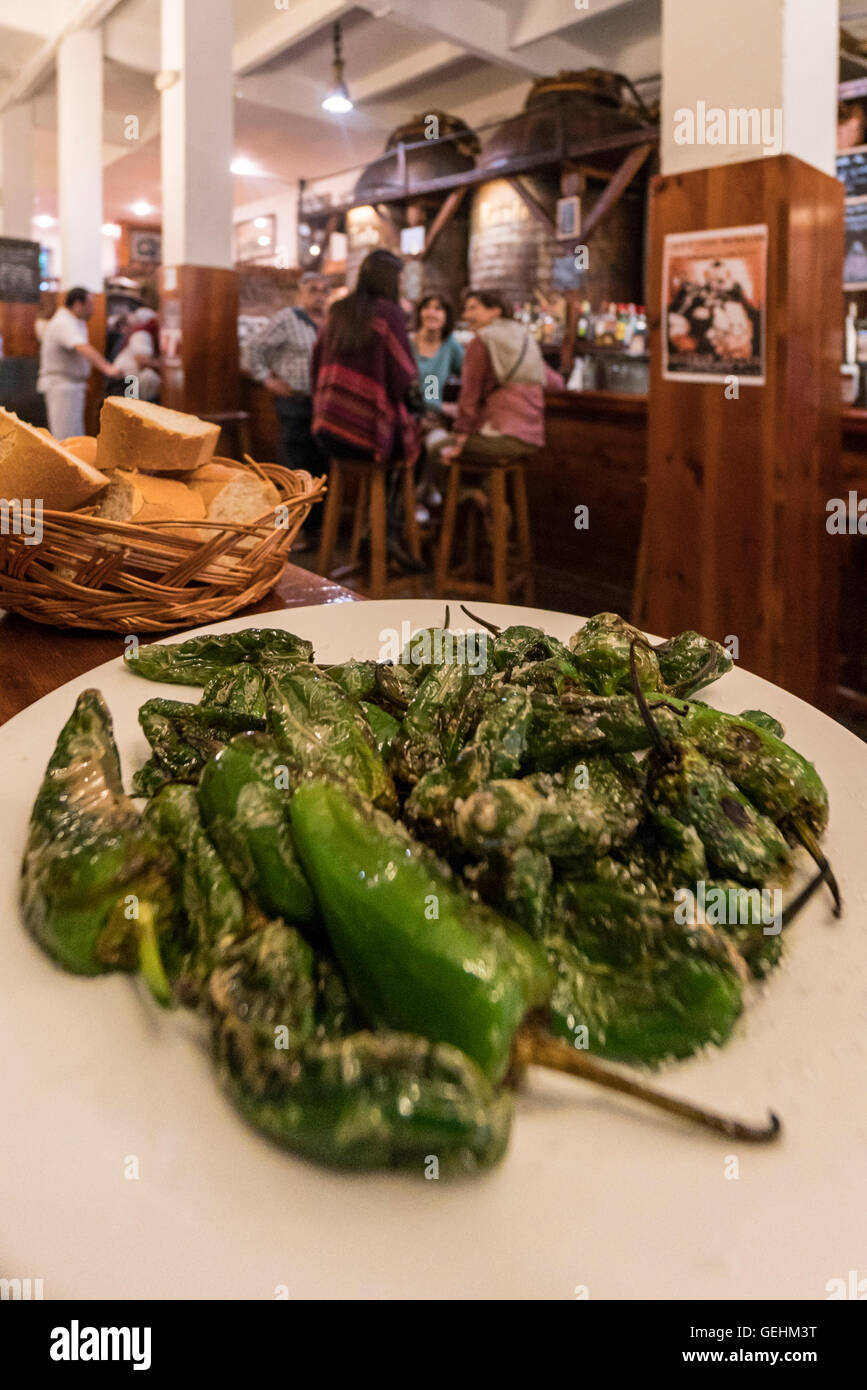 Bodegas Mazon Tapaz Bar, Piementos de Patron, Santander, Kantabrien, Spanien Stockfoto