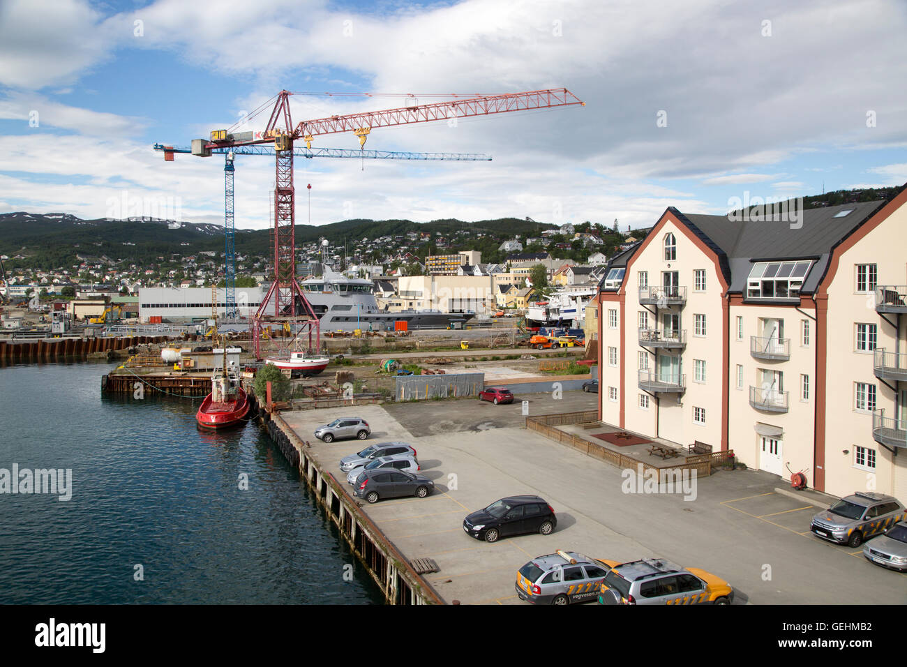 Krane auf der Baustelle im Hafengebiet von Tromsø, Norwegen Stockfoto