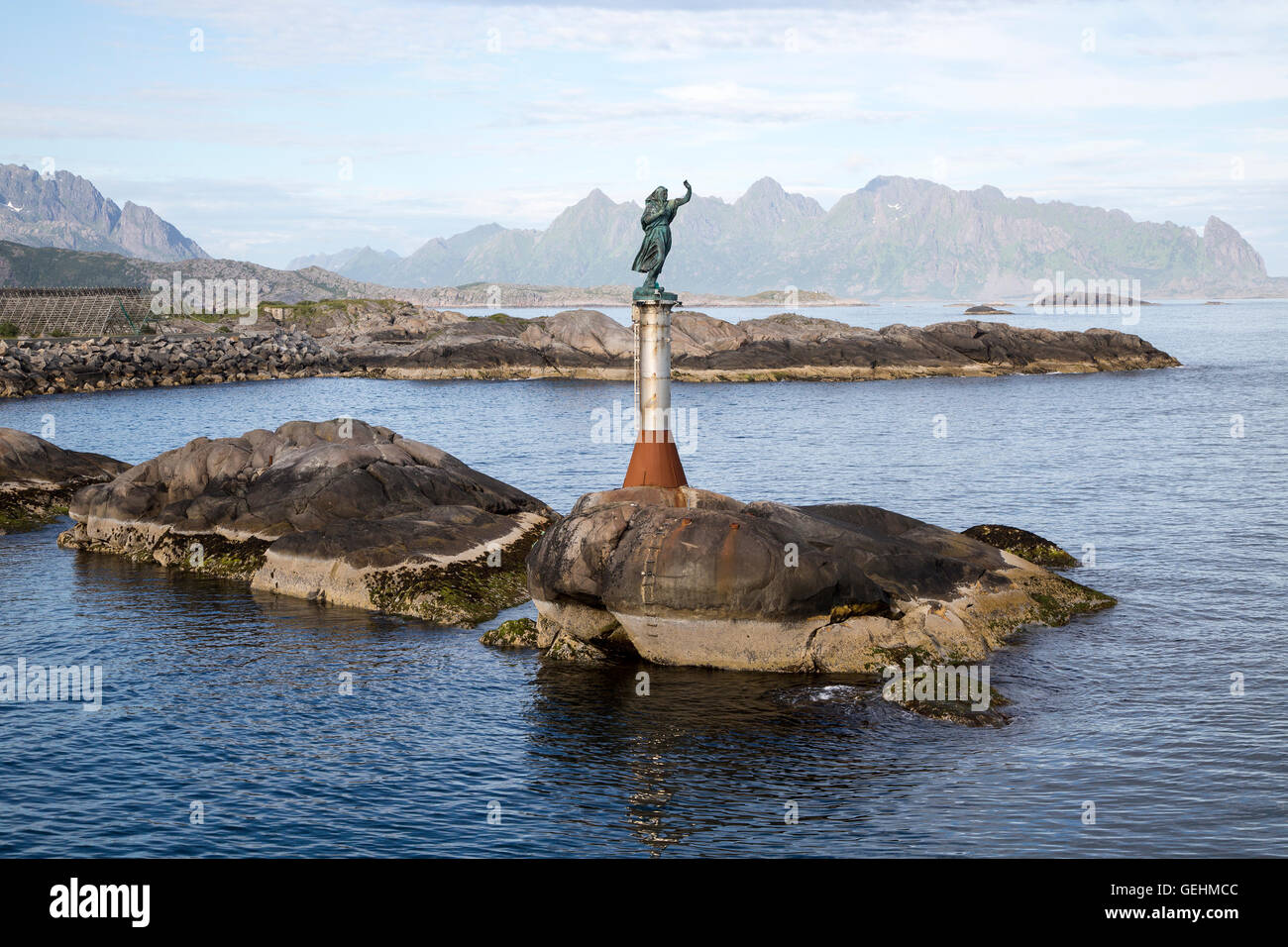 Fischers Frau Statue am Hafen Eingang, Svolvaer, Lofoten-Inseln, Nordland, Norwegen Stockfoto
