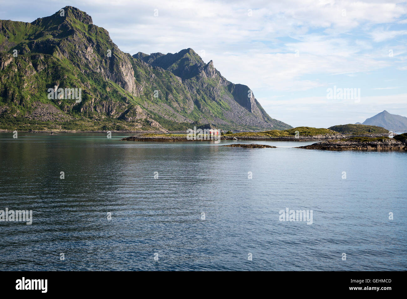 Berge und Schären, Stormolla Island, Lofoten-Inseln, Nordland, Norwegen Stockfoto