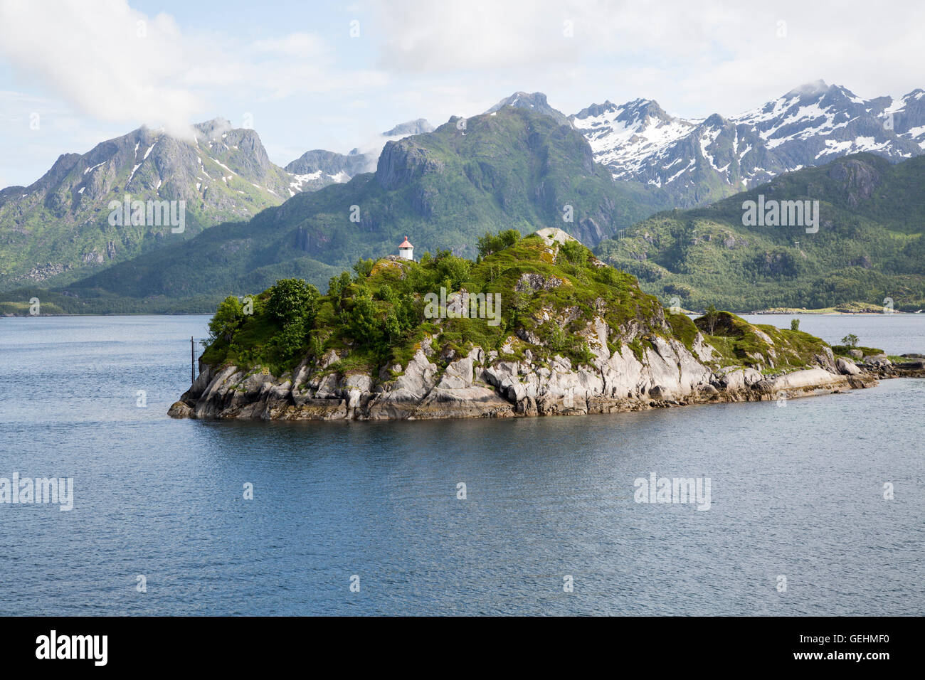 Kleine Insel, Roche Moutonnee glaziale Landform, Südküste der Insel Hinnoya, Nordland, Nord-Norwegen Stockfoto