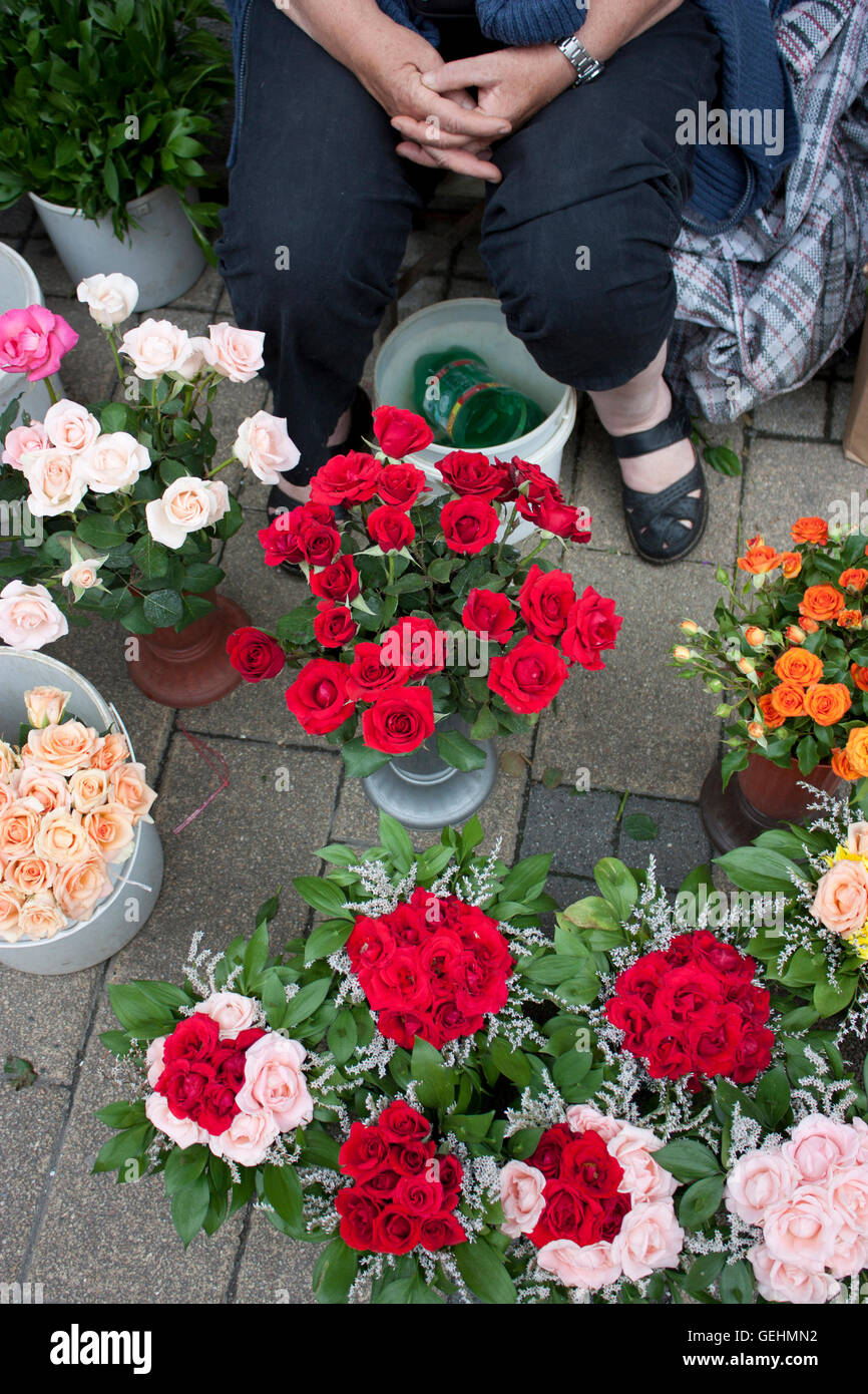 Rosen auf dem Bürgersteig der Innenstadt verkauft Stockfoto