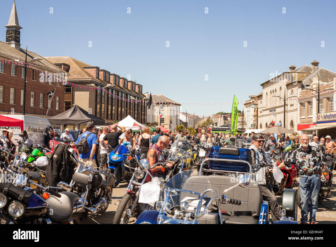 TRURO, CORNWALL, UK - 17. Juli 2016: Viele Menschen an Zitrone Kai für die Truro custom Bike und Trike Motorrad zeigen. Redaktion Stockfoto