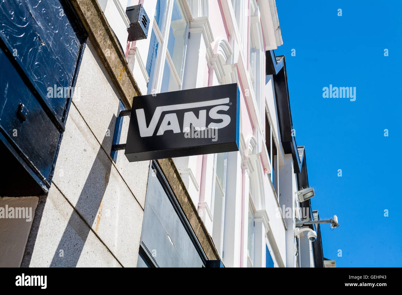 TRURO, CORNWALL, UK - 17. Juli 2016: Vans Shop Zeichen Logo. Architektonisches Detail der Ortsgruppe des Vans zeigt im Store branding Stockfoto