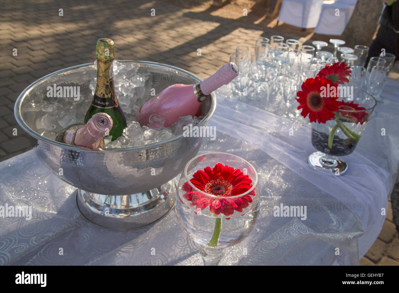Tischdekoration mit Brille und Champagner auf Eis in einer silbernen Schüssel Stockfoto