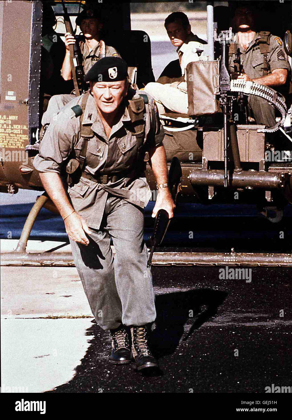 ?, John Wayne, David Janssen, Aldo Ray Das Lager Wird Immer Wieder von Den Vietcong Angegriffen Und so muss Oberst Mike Kirby (John Wayne, its) Nach Schweren Kaempfen Das Camp Raeumen Lassen. Lokalen Caption *** 1967, Green Berets, die, Die Gruenen Teuf Stockfoto