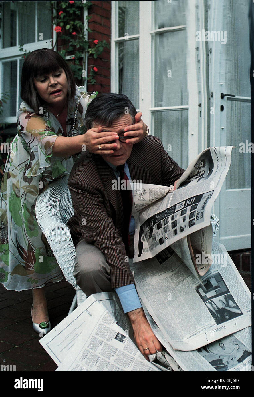 Dagmar Biener, Loriot Der Fruehzeitig Pensionierte Heinrich Lohse (Loriot) Kann Sich Nur Schwer eine Höhle Familiaeren Alltag Mit Besuchen Liebeshungriger Nachbarinnen (Dagmar Biener) Gewoehnen. Lokalen Caption *** 1990 1990er, 1990er Jahre, Buelow, Film, Komödie, Loriot, Pappa Ante Portas, Vicco von Bülow, Pappa Ante Portas Stockfoto