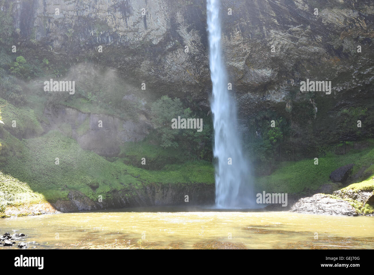 Wasserfall mit seichten schlammigen See Stockfoto