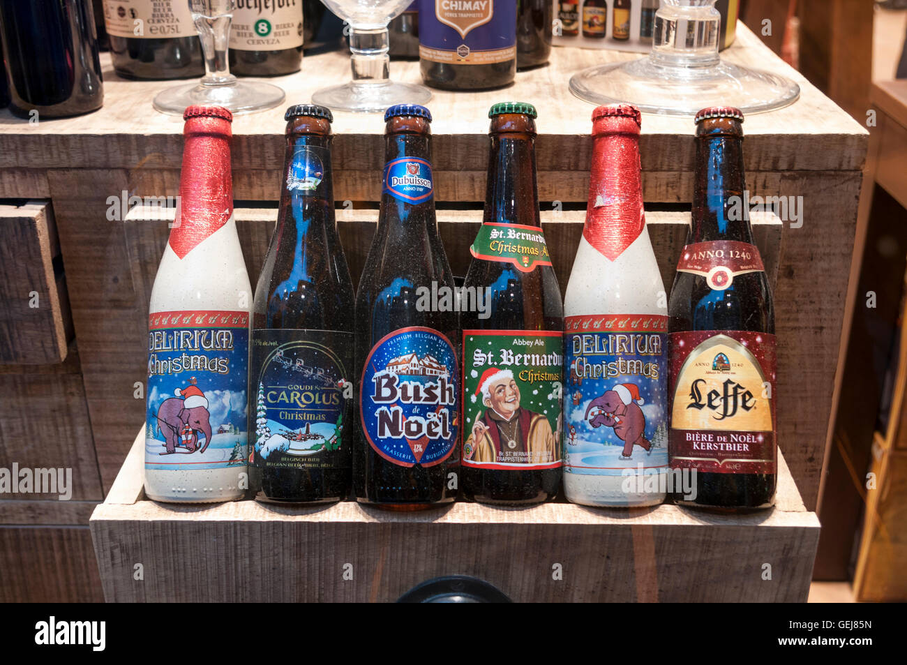 Auswahl an belgischen Weihnachten Bieren: Delirium Weihnachten, Gouden Carolus Bush de Noël, St. Bernardus und Leffe Kerstbier. Stockfoto