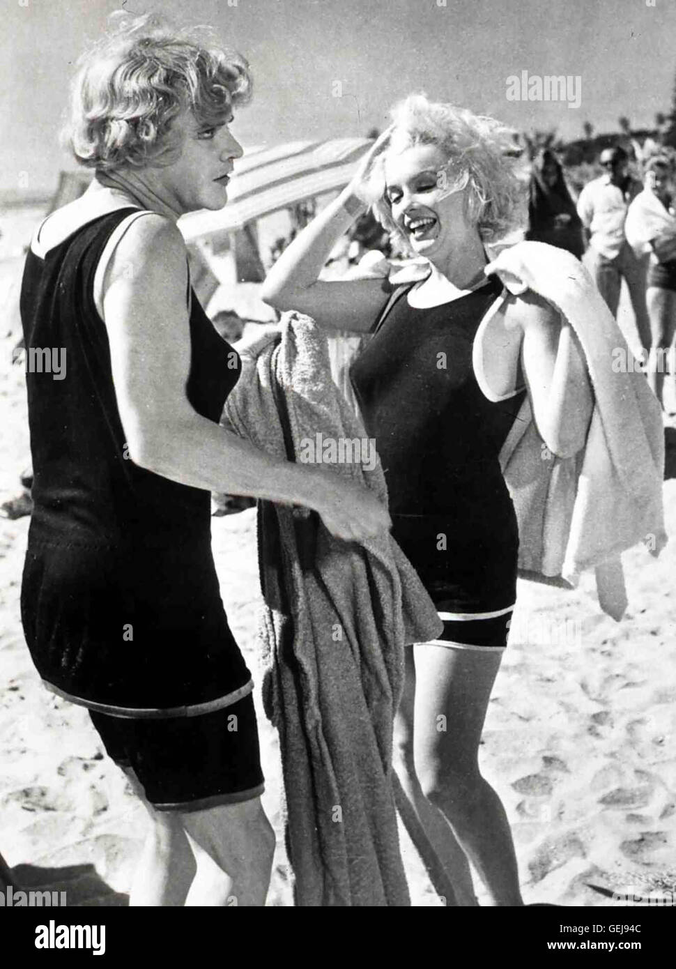 Jack Lemmon, Marilyn Monroe Musiker Jerry (Jack Lemmon), der Sich Mit seit Partner Verkleidet Bei Einer Frauenband Versteckt, Freundet Sich Mit Ukulele-Spielerin Sugar Kane Kowa (Marilyn Monroe) ein.   Lokalen Caption *** 1959, manche mögen es heiß, Manc Stockfoto