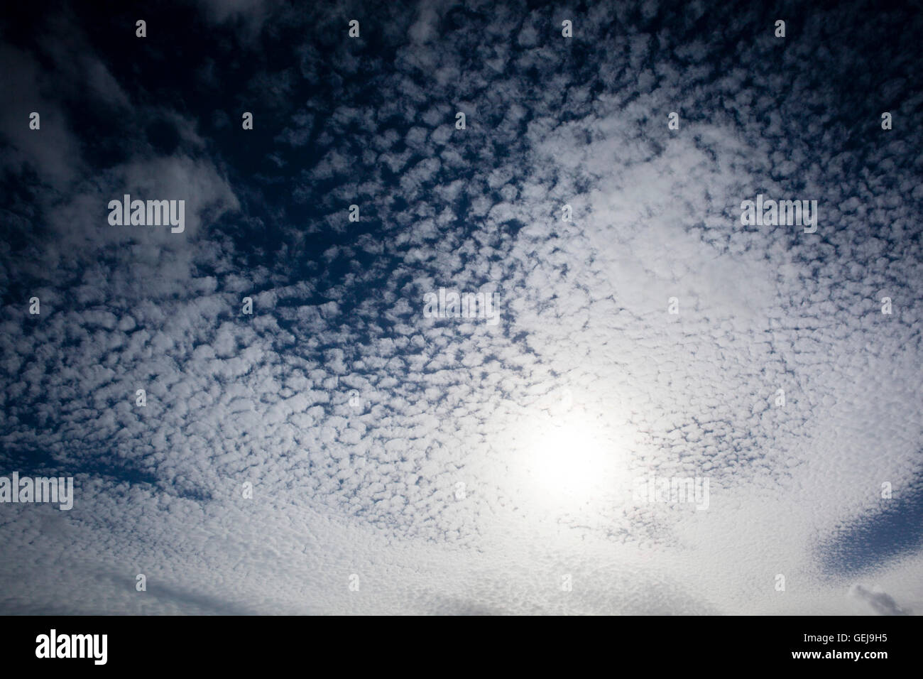 Ungewöhnliche Wolkenformation am blauen Himmel. Stockfoto