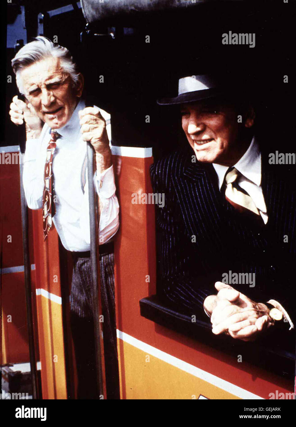 Kirk Douglas, Burt Lancaster Bogen lang (Kirk Douglas, l) Und Harry Doyle (Burt Lancaster, R) Beschliessen, sehr Expresszug Wie Vor 30 Jahren Zu Ueberfallen. Lokalen Caption *** 1986, 1980er, 1980er Jahre, Film, harte Jungs, Archie & Harry - Sie Koennen Es Stockfoto