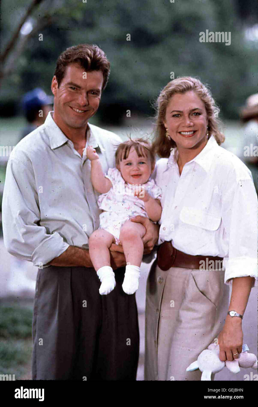 Dennis Quaid, Michelle Schuelke, Kathleen Turner Jane Blue (Kathleen Turner) Und Ihr Mann Jeff (Dennis Quaid) Sind Top-Agenten des CIA. Doch Seit Ihr Baby (Michelle Schuelke) da ist, Wollen Sie Sich Nur Noch Ihm Widmen. Lokalen Caption *** 1993, unter Stockfoto