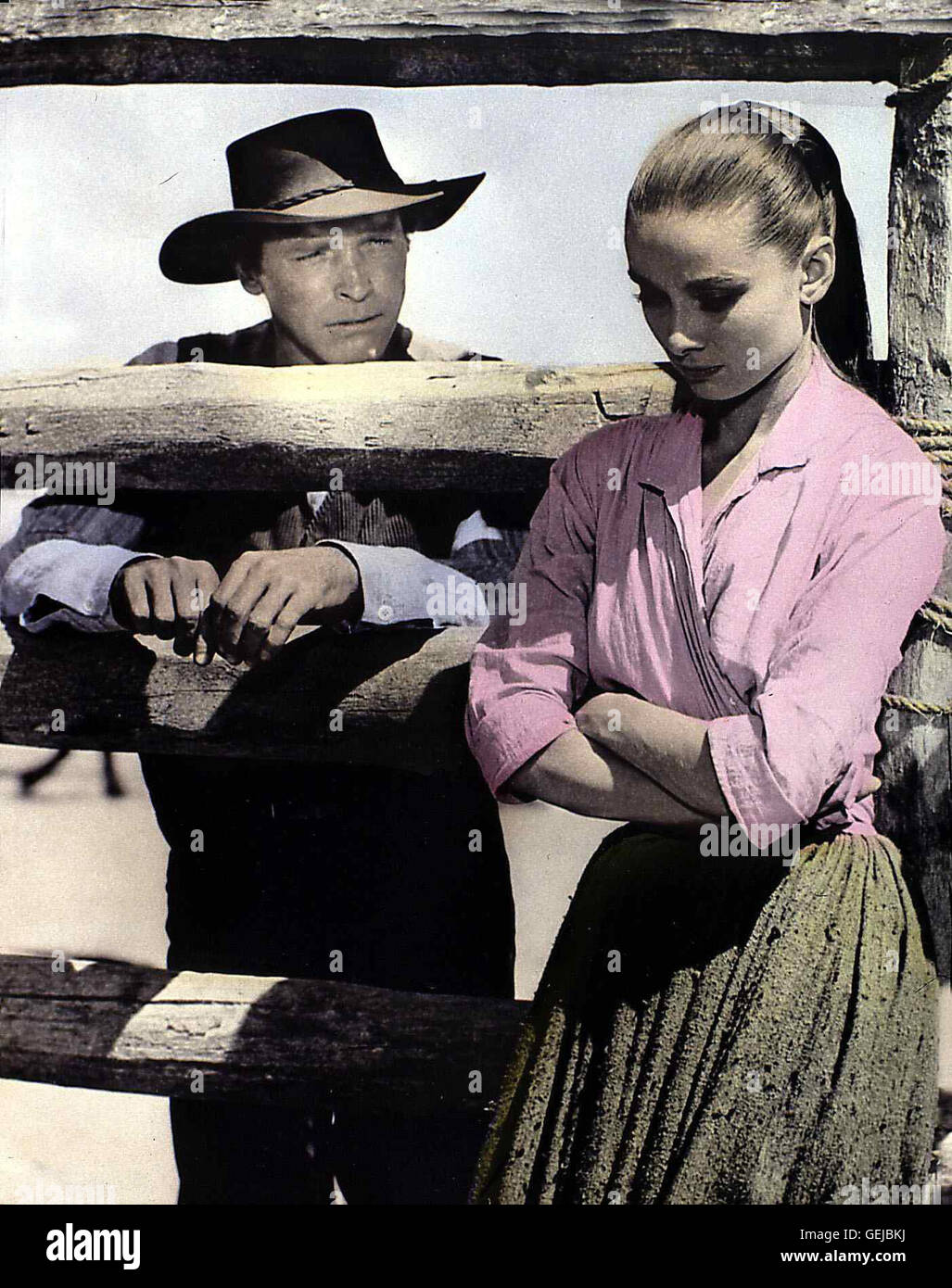 Audrey Hepburn, Burt Lancaster Ben Zachary (Burt Lancaster), der Schon Lange Mehr als Nur Bruederliche Zuneigung Für Rachel (Audrey Hepburn) Empfindet, Nimmt Die Nachricht Mit Erleichterung Auf... *** lokalen Caption *** 1960, Unforgiven, die, Denen Man Nicht entwirft Stockfoto