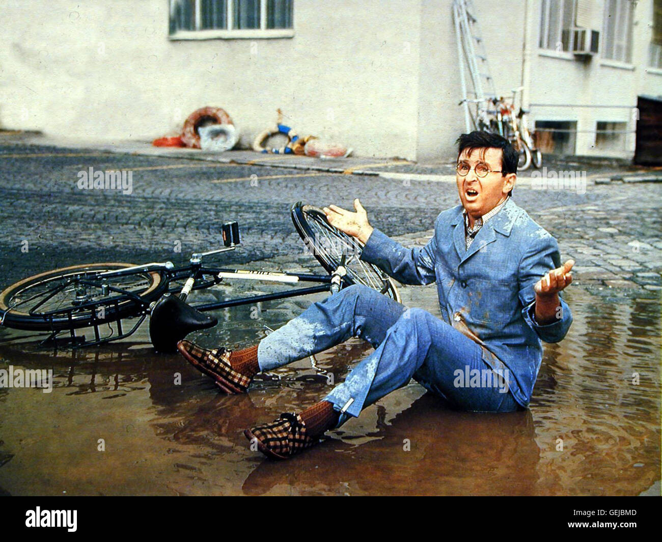 Eddi sind nicht Der Arme Familienvater (Eddi nicht) Landet Samt Fahrrad in der Pfuetze. Lokalen Caption *** 1973, Unsere Tante Ist Das Letzte, Unsere Tante Ist Das Letzte Stockfoto