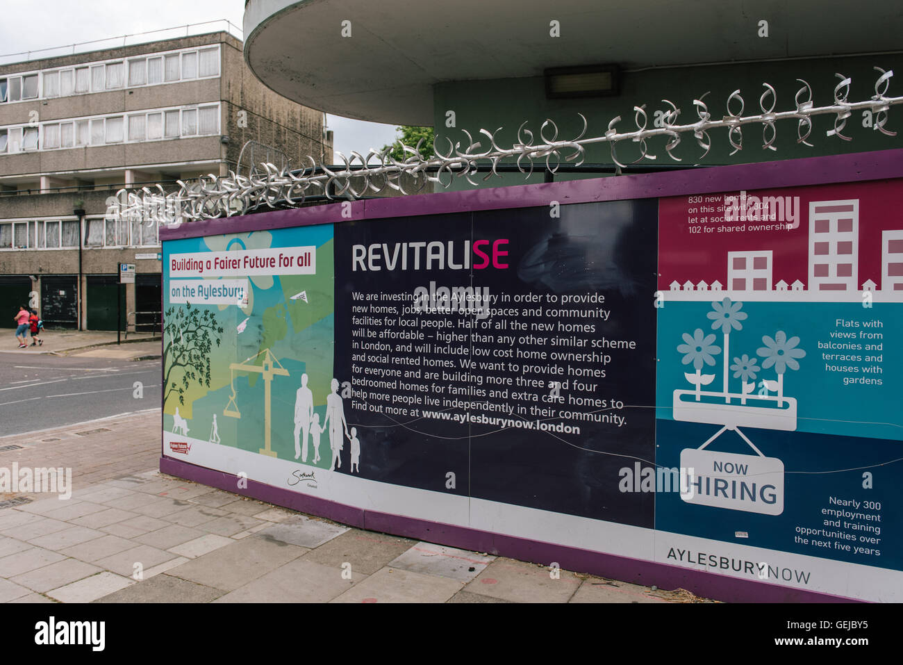 Ein Schild an der Aylesbury Estate für AylesburyNow - revitalisierend Stockfoto