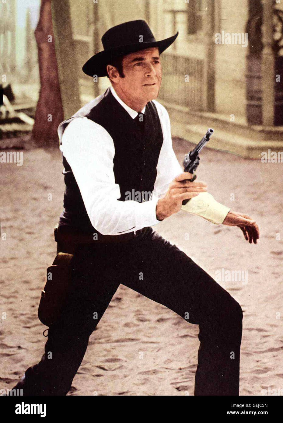 Henry Fonda Sheriff Clay Blaisdell (Henry Fonda) Kann Mit seit Colt Umgehen. Lokalen Caption *** 1959, 1950er, 1950er Jahre, Portrait, Revolver, Sheriff, Warlock, Western, Warlock Stockfoto