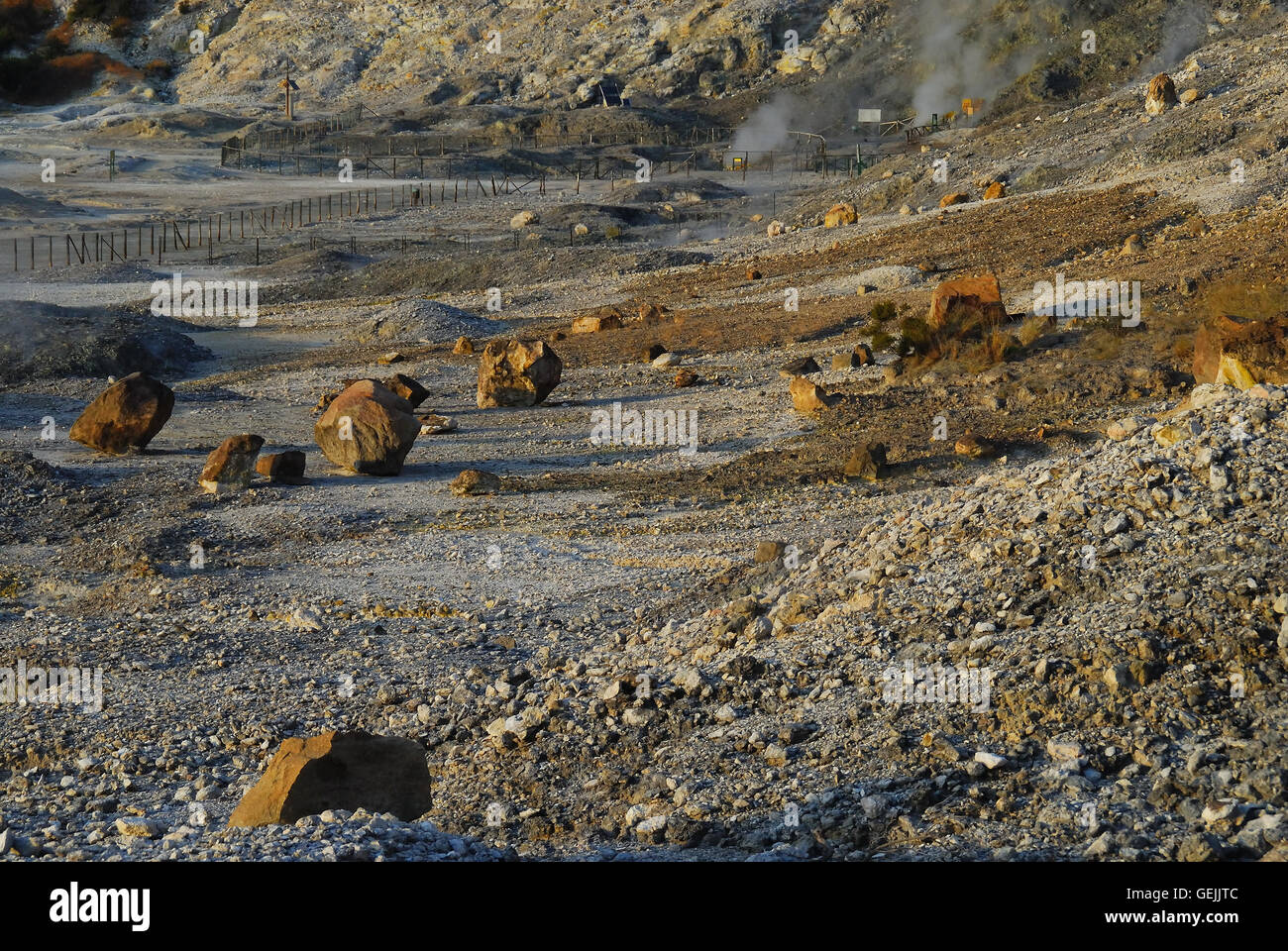 Campi Flegrei, Kampanien, Italien. Solfatara Vulkan. Tiefengestein (abgeleitet aus dem lateinischen Wort Ignis Bedeutung Feuer). Eruptivgestein ist durch die Abkühlung und Erstarrung von Magma oder Lava gebildet. Stockfoto