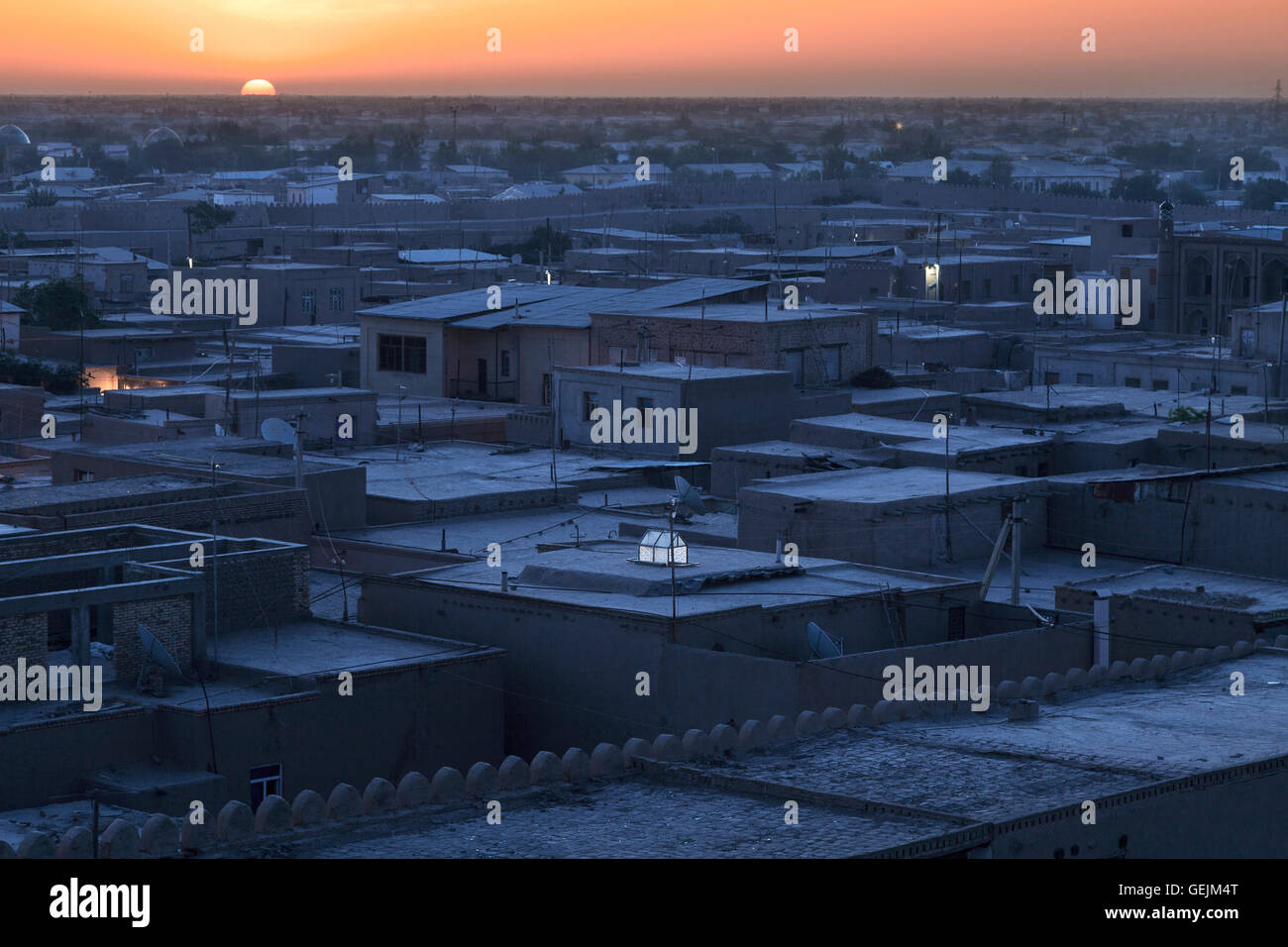 Sonnenaufgang über der Stadt Chiwa in Usbekistan. Stockfoto