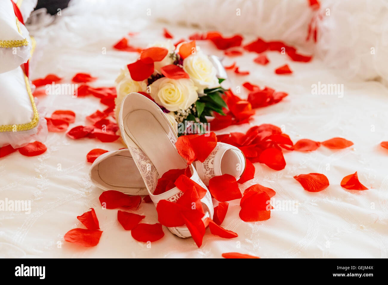 Hochzeitsschuhe und Strauß Rosen Stockfoto