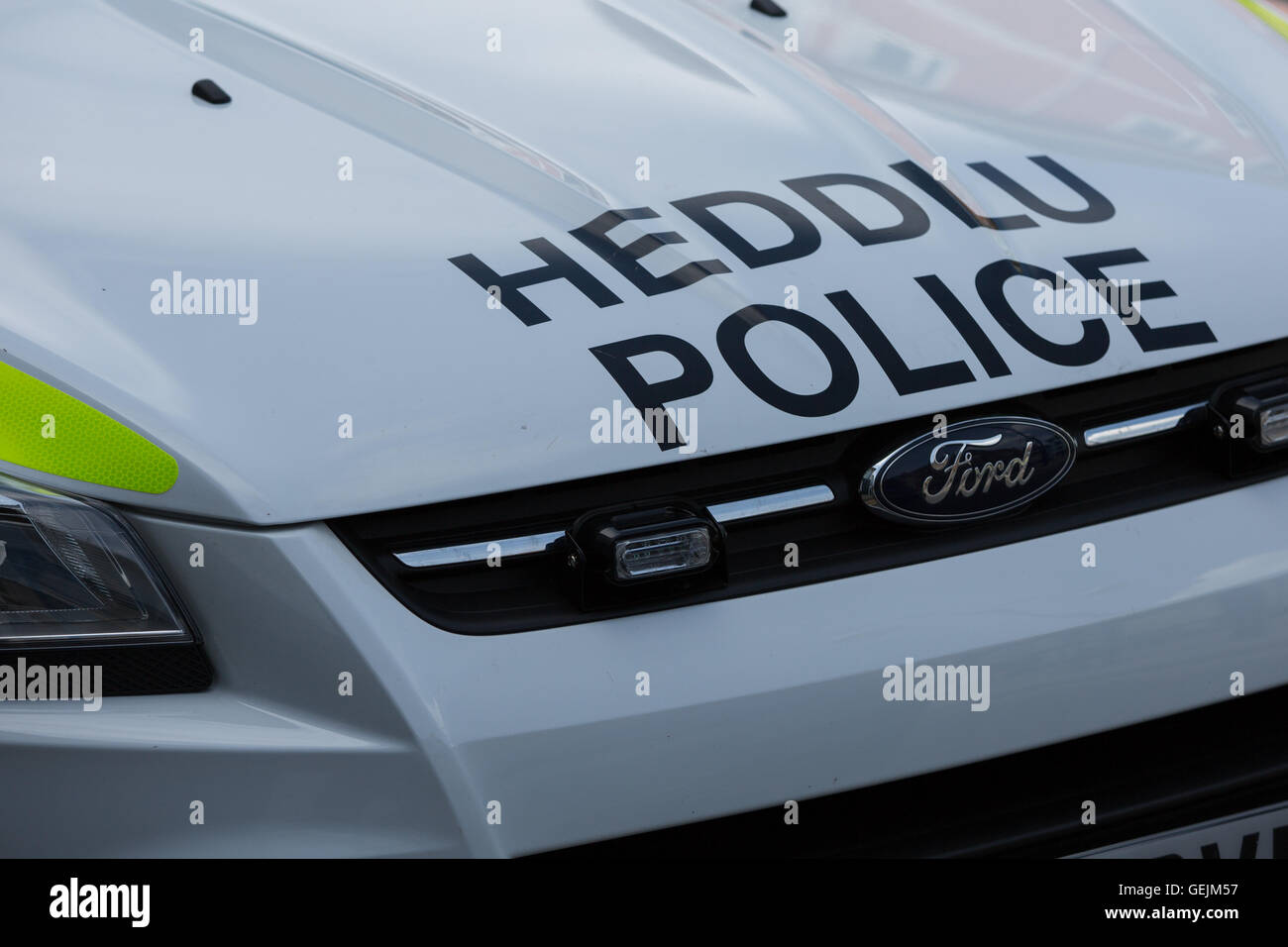 Vorderseite eines walisischen Polizeiautos mit der Polizei Worte auch in Waliser Sprache Stockfoto