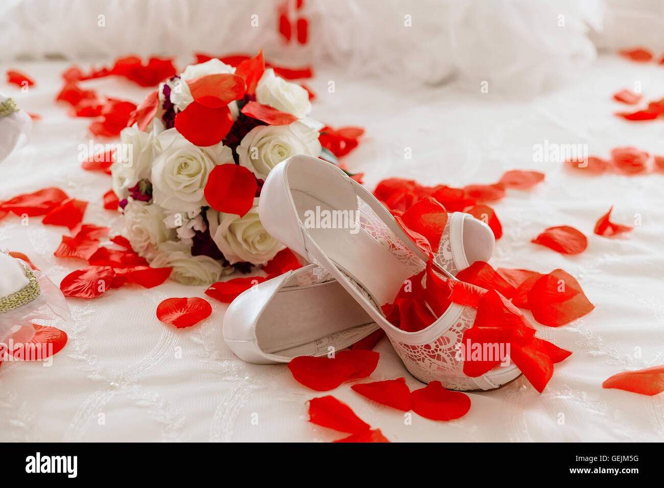 Hochzeitsschuhe und Strauß Rosen Stockfoto