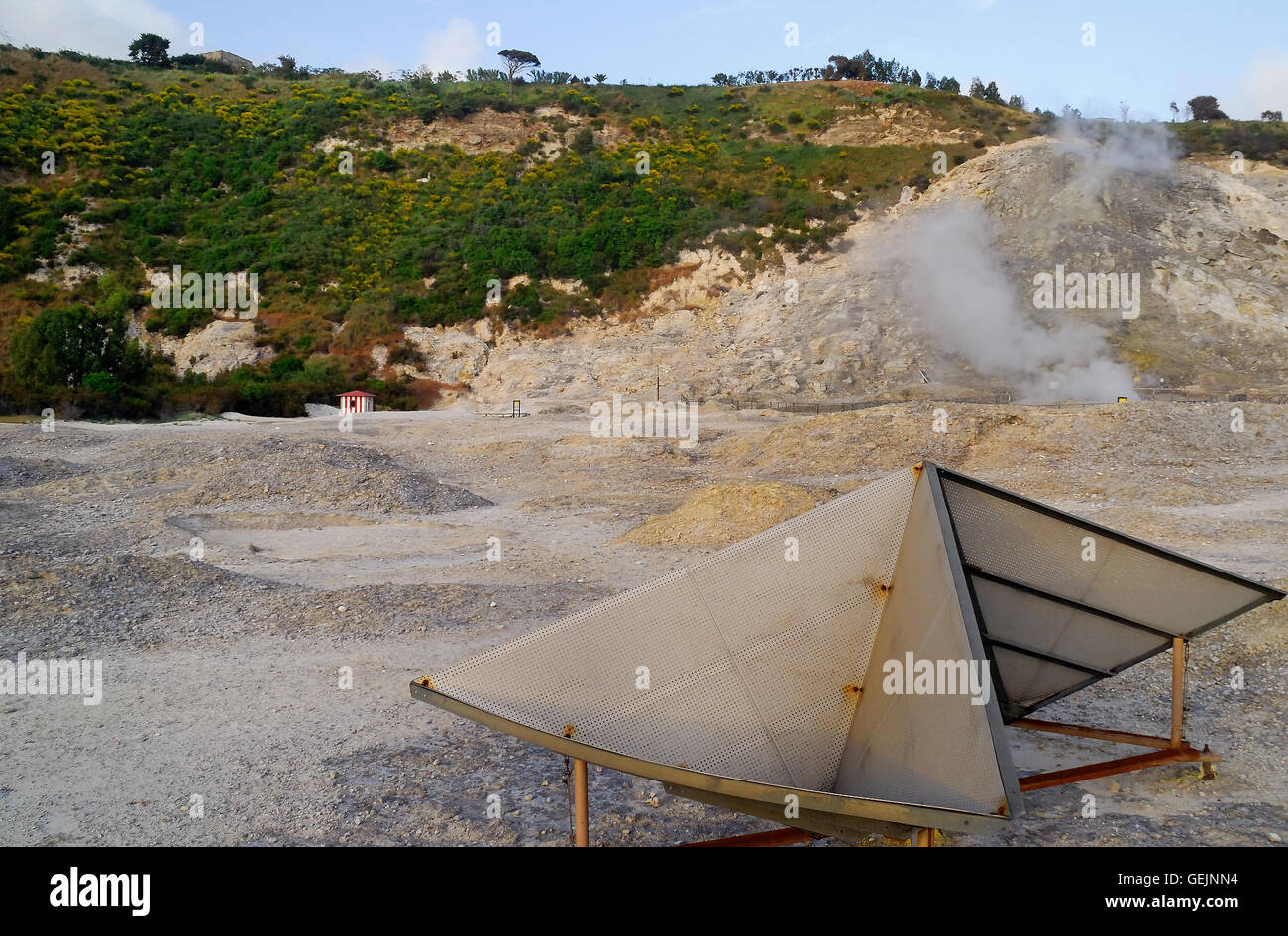 Campi Flegrei, Kampanien, Italien. Solfatara Vulkan. Nach der Krise-Bradiseismic von 1970-1972 und 1982-1984, die Aktivität der Solfatara, die eine Gefahr für die Umgebung darstellt geverstädtert Bereiche, es wird durch ein Netz der Instrumente, die dem Vulkan ein natürliches Labor der geologischen Untersuchungen überwacht. Stockfoto