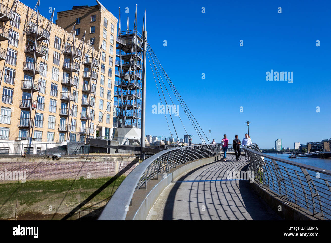 Eine Fussgängerzone Brücke entworfen von Piers Gough im Vorfeld Canary Wharf mit Dundee Wharf im Hintergrund, London UK Stockfoto